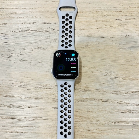 Apple Watch Series 6 with cellular 40 mm comes with watch band - Picture 1 of 5